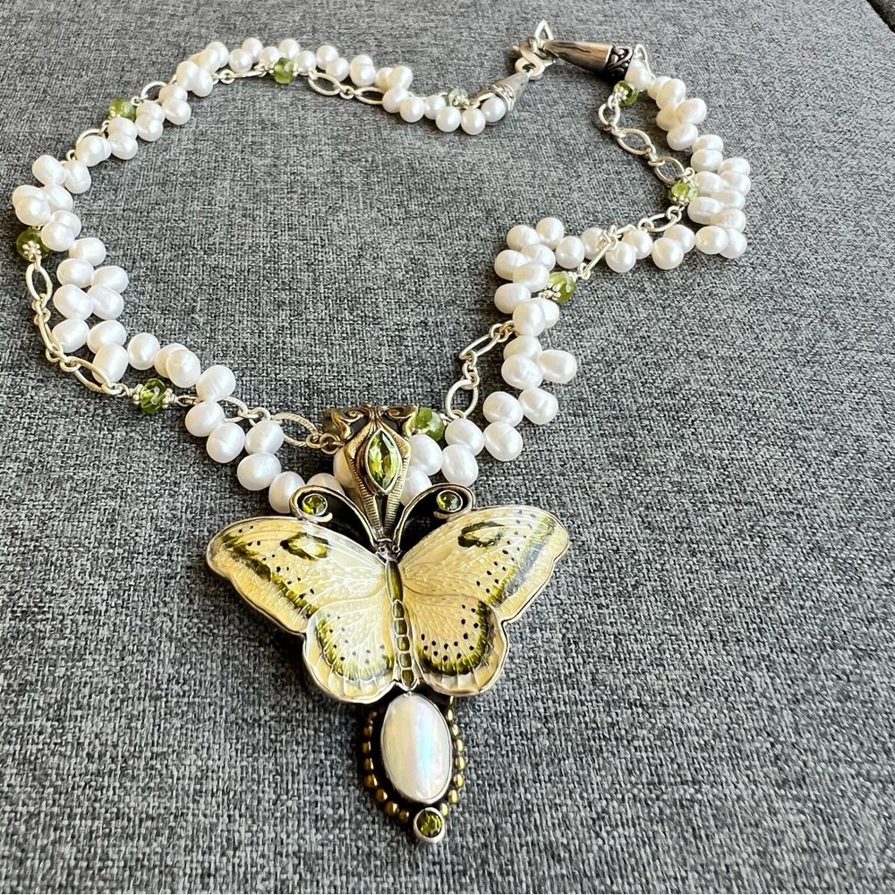 Mars And Valentine Echo Of The Dreamer Pearl Necklace With Butterfly Pendant - Picture 3 of 5